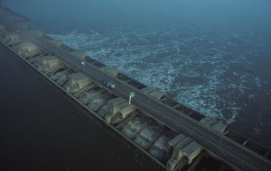 Een historisch plaatje. In het voorjaar van 1994 voerde Rijkswaterstaat een praktijkproef uit met de Haringvlietsluizen, waarbij zout zeewater het Haringvliet mocht instromen. (foto: Jacques van der Neut)  