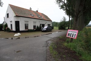 In de Hertogin Hedwigepolder staan diverse protestborden tegen de naderende ontpoldering. (foto: Jacques van der Neut)